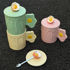Mug en porcelaine mignon en forme d'œuf <span class=keywords><strong>poché</strong></span> avec couvercle, compatible <span class=keywords><strong>micro</strong></span>-ondes et lave-vaisselle, cadeau d'affaires pratique pour l'anniversaire d'un meilleur ami - Product Image 1