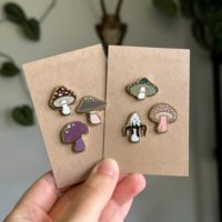 Les nouvelles broches en métal chaud personnalisé en alliage de zinc blanc coloré dessin animé émail broches dur en gros artisanat badge épinglette champignon