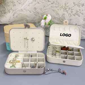 Caja de Almacenamiento de Joyas Larga de PU Personalizada con Divisores para Anillos y Collares, Organizador a Prueba de Polvo, Regalo - Product Image 1