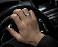 Bague pour homme JLM Fashion en acier inoxydable, finition polie, motif chevron noir, bande à motif de pneu