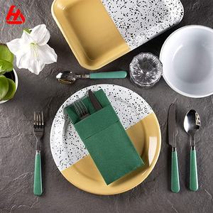 Serviettes de table en <span class=keywords><strong>papier</strong></span> Airlaid <span class=keywords><strong>vert</strong></span> émeraude personnalisées avec poche pour couverts - Product Image 4