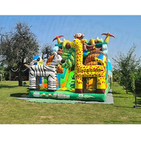 Château gonflable géant pour enfants avec toboggan et zones de saut, thème animaux de la savane : girafe, orang-outan, tigre, éléphant