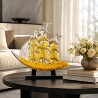 Sculpture de bateau à voile en résine ambrée transparente sur base noire, décoration nautique pour la maison, le bureau et les intérieurs d'hôtels