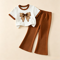 Ensemble deux pièces d'été tendance pour filles avec logo personnalisé, t-shirt à col contrastant et motif nœud, et pantalon évasé côtelé – Vente en gros