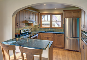 Armoire de cuisine en bois massif de style shaker avec plan de travail en pierre de quartz - Product Image 3