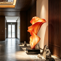 Sculpture en ruban torsadé en fibre de verre dégradé orange, base en marbre sculpté, pour décoration artistique de sol de hall d'hôtel Jingyue