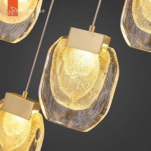 Lustre moderne de luxe avec pendentifs en verre faits à la main et finition en feuille d'or - Product Image 4