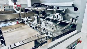 آلة قص وتجعيد الورق الأوتوماتيكية عالية الدقة TYM1050 مع تحكم PLC وسعة إنتاجية تصل إلى <span class=keywords><strong>9000</strong></span> قطعة في الساعة - Product Image 5