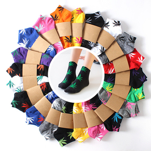 HEHE <span class=keywords><strong>Lot</strong></span> en gros <span class=keywords><strong>de</strong></span> chaussettes colorées à motif feuille d'érable pour femmes, hommes et unisexe, chaussettes <span class=keywords><strong>de</strong></span> sport à motif feuille <span class=keywords><strong>de</strong></span> cannabis, couleurs assorties, chaussettes streetwear hip-hop - Product Image 1