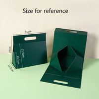 Nouvelle conception de sac pliable à fermeture magnétique, boîte en papier en forme de sac fourre-tout avec laminage mat et gaufrage, dossiers personnalisés avec logo
