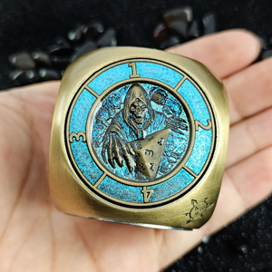 Anneau de dés moderne gravé en forme de crâne, rotatif, en métal D20-D4, accessoire de jeu de rôle de table, thème Dungeons & Dragons, écologique et durable - Product Image 1