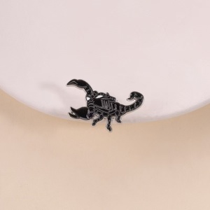 Offre Spéciale Halloween : Scorpion Créatif en Alliage de Zinc Bordé d'Argent, Badge Métallique Insecte Noir Audacieux pour Sac à Dos - Product Image 1