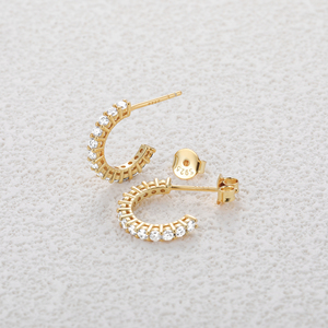Aretes CANNER Simples de Plata Esterlina S925 con Moissanita en Forma de C, Clásicos para Mujer, Aretes Finos para Boda - Product Image 1