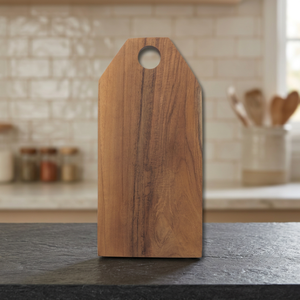 Planche à découper en teck massif, forme géométrique de maison, avec trou intégré - Product Image 1
