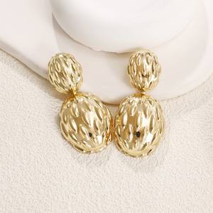 Pendientes de Perlas Talladas Huecas de Estilo Palacio Retro, Elegantes y Sencillos, Chapados en Oro de 14K, Unisex, Regalo de Moda, Nuevo Estilo Sur Dongdaemun - Product Image 2