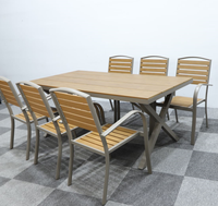 Ensemble de 6 chaises et table pour l'intérieur et l'extérieur, plateau de table en plastique imitation bois avec chaises empilables
