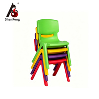 Chaises en plastique colorées pour enfants en gros, durables et empilables, pour la maternelle, la crèche et la salle de jeux