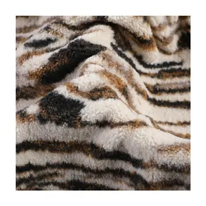 Tela de punto jacquard para el hogar, tejido de lana sherpa de cordero, amigable con la piel, color blanco y negro, 600gsm, nuevo estilo
