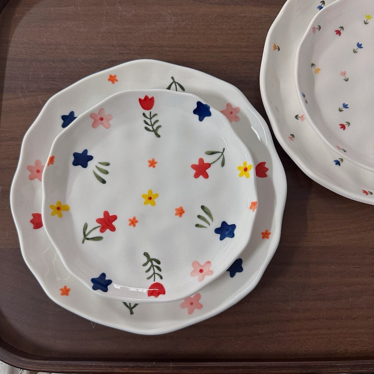 จานดอกไม้ที่มีสีสัน