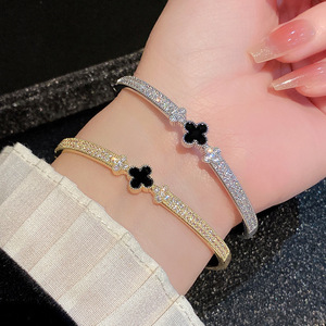 สร้อยข้อมือเพชรผู้หญิงทองเงินโคลเวอร์สี่แฉกเครื่องประดับไรน์สโตนของขวัญแฟชั่นสไตล์หรูหราอุปกรณ์เสริมอินเทรนด์ - Product Image 1