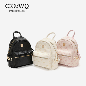 <span class=keywords><strong>Sac</strong></span> à <span class=keywords><strong>dos</strong></span> tendance de petite taille pour <span class=keywords><strong>femme</strong></span> en cuir PU monogrammé de haute qualité avec doublure en polyester et rivets découpés - Product Image 1