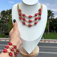 Collier Ginee pour femme en acier inoxydable avec perles de fraises, multirangs, style vintage, bijou fantaisie tendance