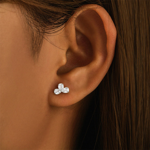 Pendiente de labret de plata 925 de 16G con diseño de lazo de tres gotas de agua, circonita cúbica colgante, para cartílago, hélix, tragus, con parte trasera plana y diseño floral - Product Image 4