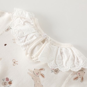 Ensemble de trois pièces pour bébés filles : barboteuse en coton avec col en dentelle, style triangle, et body nouveau-né - Product Image 5