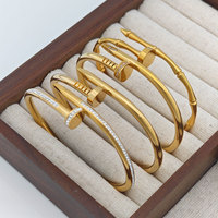 Bracelet clou en acier inoxydable motif cœur trèfle à quatre feuilles classique pour femme, marque C, tendance, polyvalent, résistant à la décoloration, best-seller