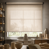 Stores à enroulement minimalistes en tissu tissé avec chaîne manuelle, filtrant la lumière du jour et offrant l'intimité pour bureau et chambre d'enfant