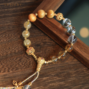 Pulsera de cuentas mixtas en tonos marrones y transparentes con detalles en tono dorado y borla de cordón - Product Image 4