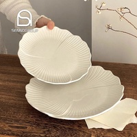 Assiettes en céramique gravées à motifs floraux blancs vintage, vaisselle de mariage, assiettes de présentation personnalisées pour salades