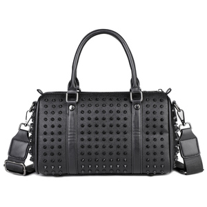 Borsa <span class=keywords><strong>da</strong></span> <span class=keywords><strong>bowling</strong></span> in pelle nera con borchie a punta, tracolla regolabile e rimovibile, manici superiori e piedini in metallo, stile punk - Product Image 4