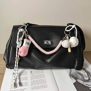 Al por mayor: Colgante de <span class=keywords><strong>guantes</strong></span> de <span class=keywords><strong>boxeo</strong></span> rosas, Llavero de béisbol blanco, Cordón de resorte, Colgante para bolso de niña Elogo - Product Image 3