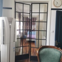Porte battante en acier sur mesure à rupture de pont thermique, double vitrage insonorisé et économe en énergie pour villas, appartements et immeubles de bureaux extérieurs