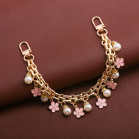 Chaîne de sac de luxe élégante avec pendentif floral en perles, motif fleur de cerisier rose doux, chaîne décorative dorée avec fermoirs