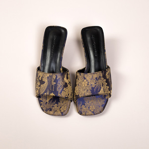 Sandalias y Pantuflas de Verano de Moda para Mujer, Calzado de Exterior con Tacón Fino, Venta al por Mayor 2025, Estilo Nacional Estampado, Nuevo 916 - Product Image 1