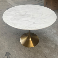 Table basse de salle à manger moderne en bois avec plateau en bois et structure en métal doré de luxe léger