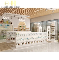 Meuble de pharmacie moderne et lumineux, combinant rangement et présentation, avec tiroirs et vitrine
