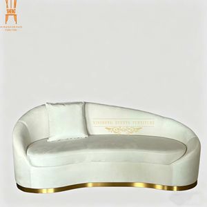 Canapé Chaise Longue Courbé Moderne de Luxe en Velours Blanc avec Base Dorée pour Hôtel, Mariage, Mobilier de Maison - Product Image 1