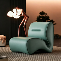 Fauteuil individuel traditionnel Tenghang en cuir huilé et fourrure Sherpa, dossier massif, pieds en bois, design de salon