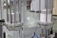 Nouvelle conception de machine d'insertion de joints pneumatiques entièrement automatique pour l'alimentation et les boissons avec emballage en bois