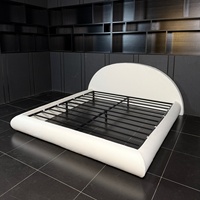 Cadre de lit plateforme style crème à profil bas avec tête de lit et sommier, ensemble trois pièces taille King pour chambre à coucher spacieuse et luxueuse
