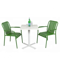 Ensemble table et chaises de restaurant moderne en aluminium avec chaises empilables robustes pour usage extérieur, villa, parc, appartement