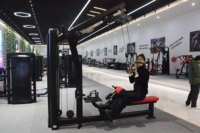 Appareil de fitness commercial réglable à double fonction (Lat Pull/Mid Row) avec sélection de charge par pignon, pour exercices de tirage dorsal et de rame assis