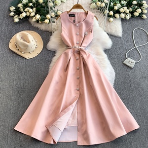 Abito da donna con scollo rotondo, senza maniche, con borchie sul petto, vita modellante e gonna lunga a balze ampie - Product Image 1
