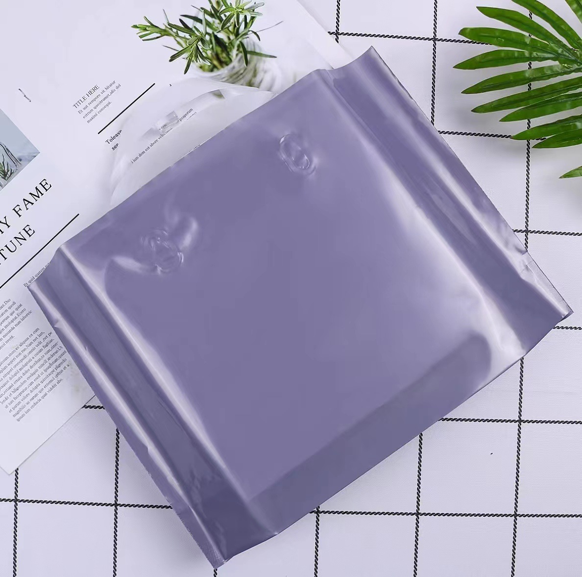Violet foncé avec poignée blanche