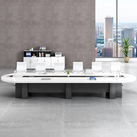 Table de formation professionnelle avec une large surface de travail, un canal utilitaire central et un style moderne bicolore
