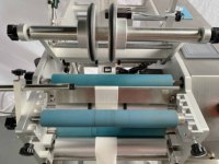 Applicateur d'étiquettes semi-automatique ESKO pour bouteilles rondes, idéal pour le shampoing, le savon, les masques capillaires, les sauces, les pots et les contenants en métal.