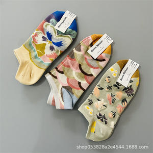 Chaussettes courtes en coton coloré pour femmes Fun Oil Painting Style Boat Design Logo Tricoté pour le printemps et les quatre saisons - Product Image 2